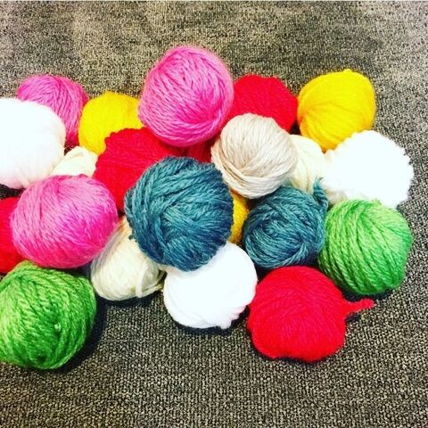 100均毛糸で毛糸玉 タペストリーを簡単おめかしクリスマス 両面テープでペタリ 暮らしニスタ
