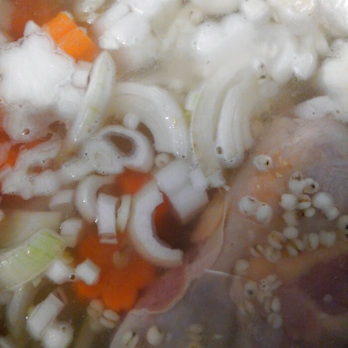 野菜、お肉、ヨクイニンをチキンスープでよく煮込む