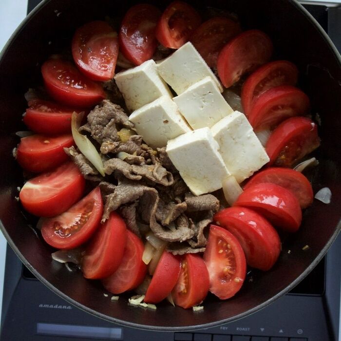 3　トマトと豆腐を入れます