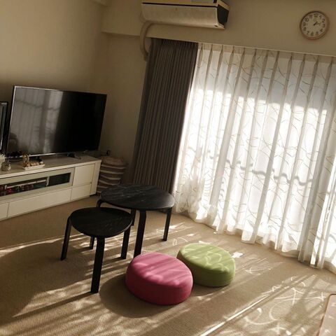 ソファなしはメリットたくさん 陽当たり なリビングの過ごし方 暮らしニスタ ソファなしはメリットたくさん 陽当たり なリビングの過ごし方 暮らしニスタ