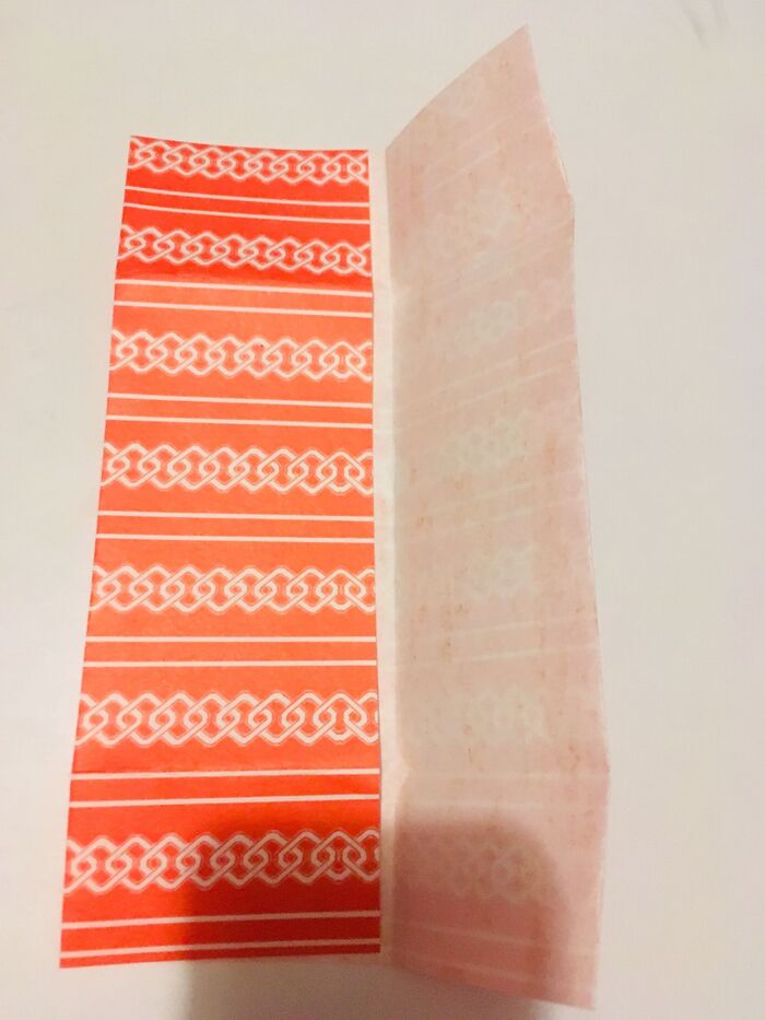 折り紙の白面を上にして最初に織り込んだところが縦ラインになるように三つ折りします。