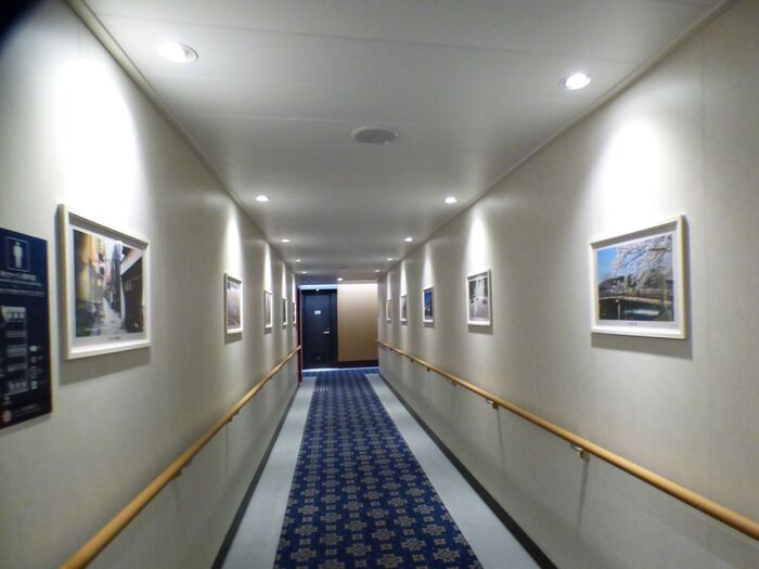 廊下には、行先の写真が飾られテンション上がります！！