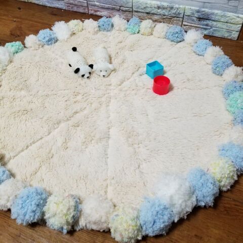 ダイソーのラグをふわもこ毛糸でおめかし プレイマットにリメイク 暮らしニスタ ダイソーのラグをふわもこ毛糸でおめかし プレイマットにリメイク 暮らしニスタ