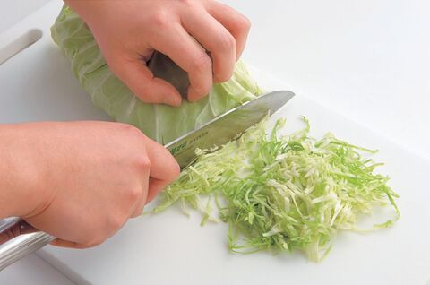 キャベツの千切りを簡単にふわふわに作るコツや保存方法 レシピ紹介 暮らしニスタ