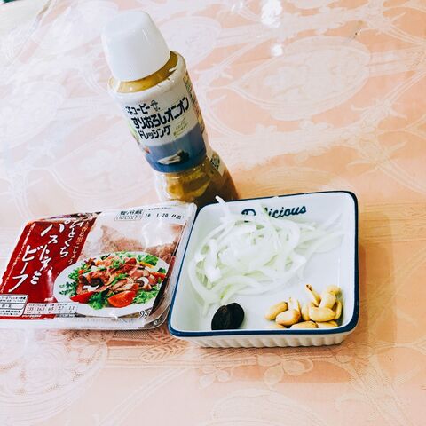 簡単すぎドレッシングで和えるだけ玉ねぎとパストラミビーフのサラダ 暮らしニスタ 簡単すぎドレッシングで和えるだけ玉ねぎとパストラミビーフのサラダ 暮らしニスタ