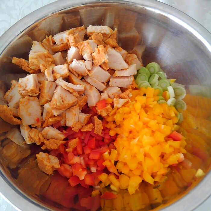 チキン、野菜を切る。