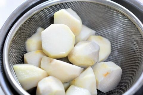 里芋の簡単な皮むき方法とは 保存方法や里芋のレシピもご紹介 暮らしニスタ 里芋の簡単な皮むき方法とは 保存方法や里芋のレシピもご紹介 暮らしニスタ