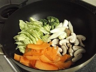 野菜をフライパンへ