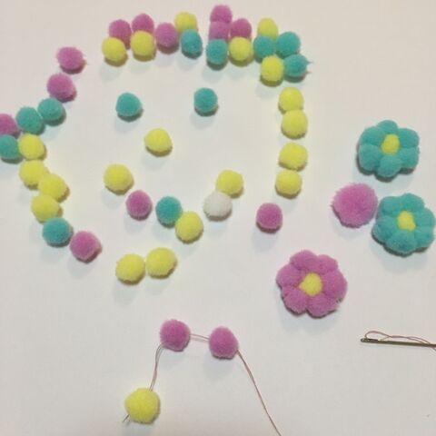 フェルトボールで花のヘアゴム 暮らしニスタ フェルトボールで花のヘアゴム 暮らしニスタ