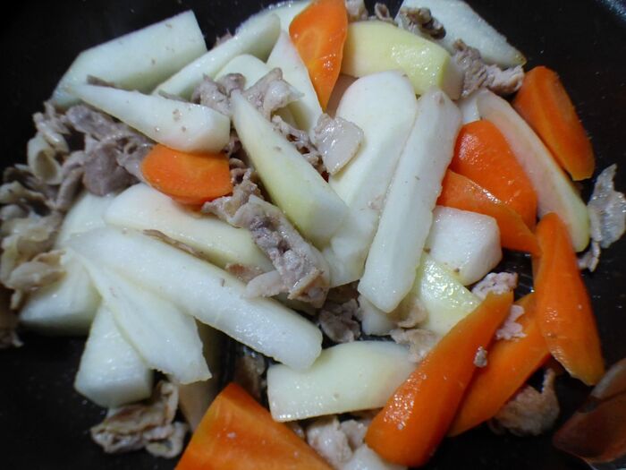 豚肉の油でしっかり野菜も炒める。
