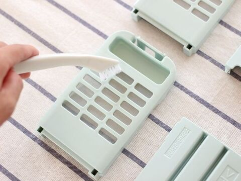 100均のオキシウォッシュとすき間ブラシが最強 面倒な洗濯機フィルターの掃除が劇的ラクに 暮らしニスタ 100均のオキシウォッシュとすき間ブラシが最強 面倒な洗濯機フィルターの掃除が劇的ラクに 暮らしニスタ