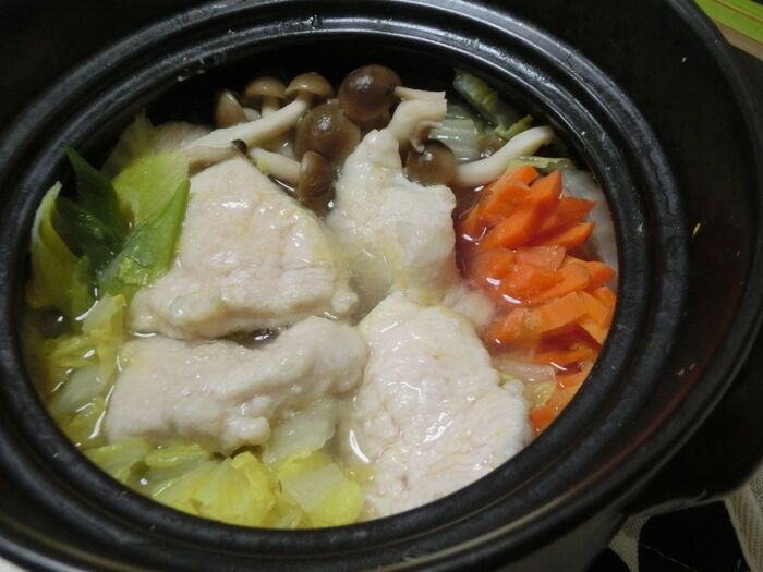 鶏むねなのにしっとり♪　簡単・美味しい塩生姜鍋