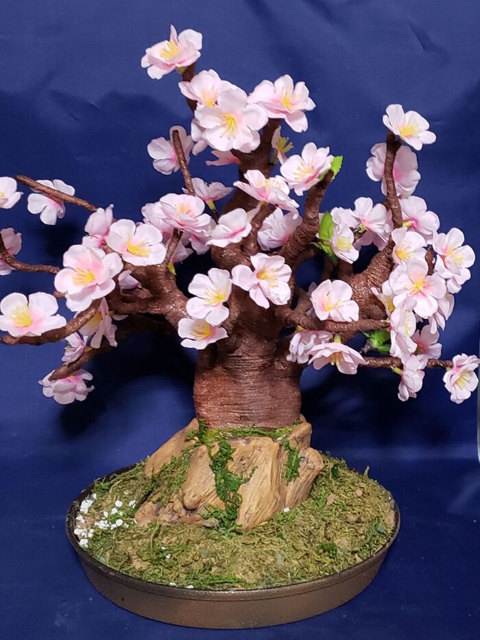 太く根を張った桃の木に咲く　”桃の盆栽”　を100均の材料を使って作ってみました。
