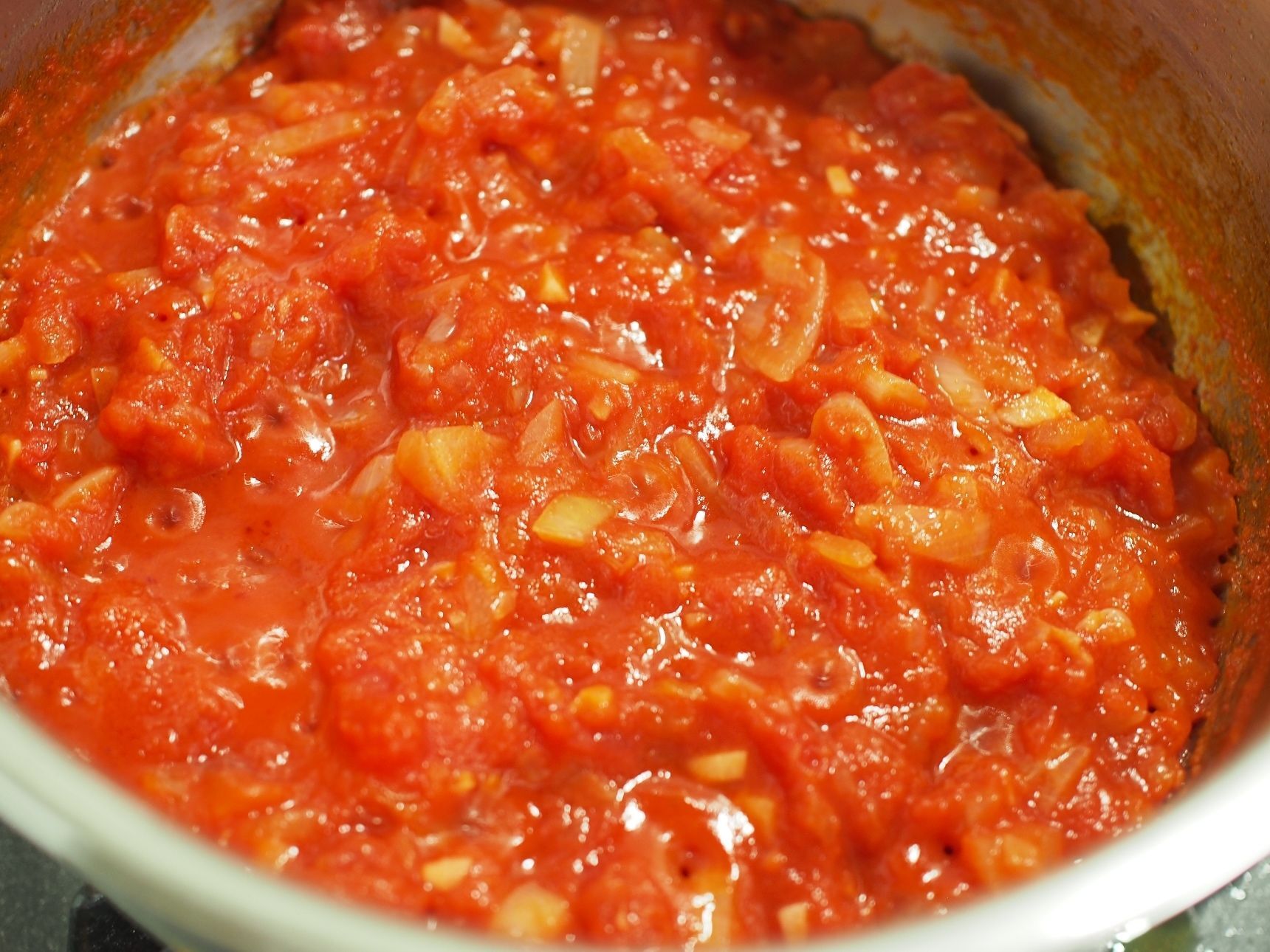④トマト缶を入れて炒める