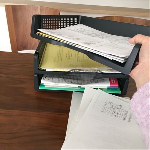 収納 テーブルにプリントが溜まらない セリアのレタートレーで解決できる 暮らしニスタ 収納 テーブルにプリントが溜まらない セリアのレタートレーで解決できる 暮らしニスタ