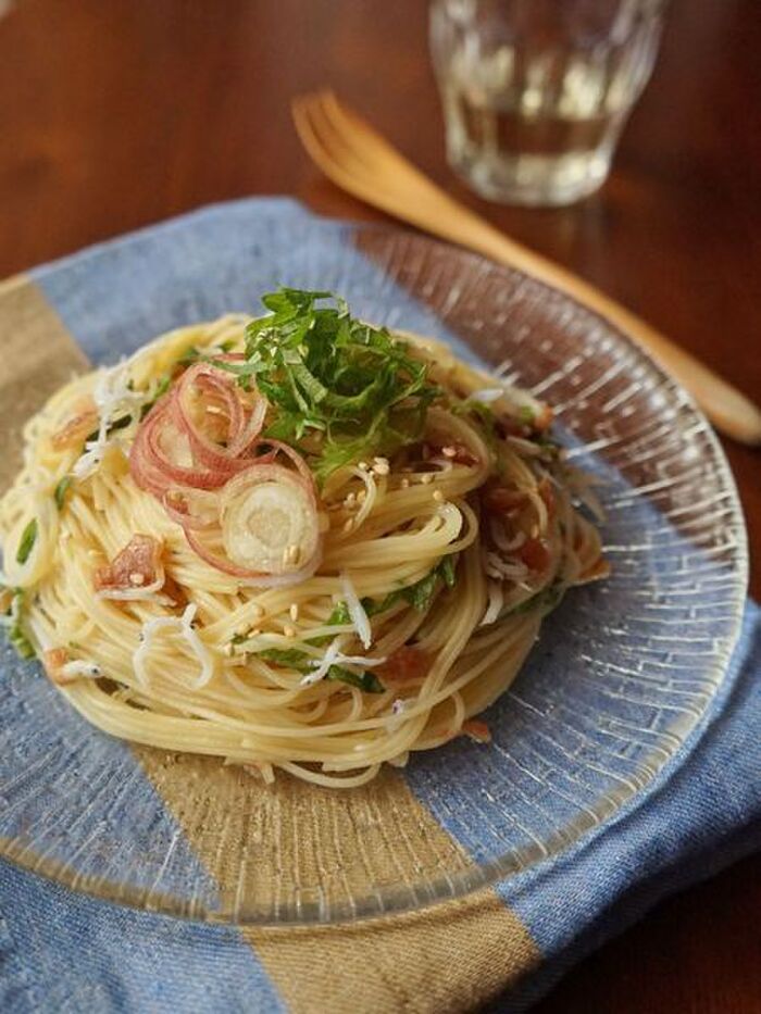 みょうがの切り方は料理によって使い分けを 下準備やおすすめレシピも紹介 暮らしニスタ みょうがの切り方は料理によって使い分けを 下準備やおすすめレシピも紹介 暮らしニスタ