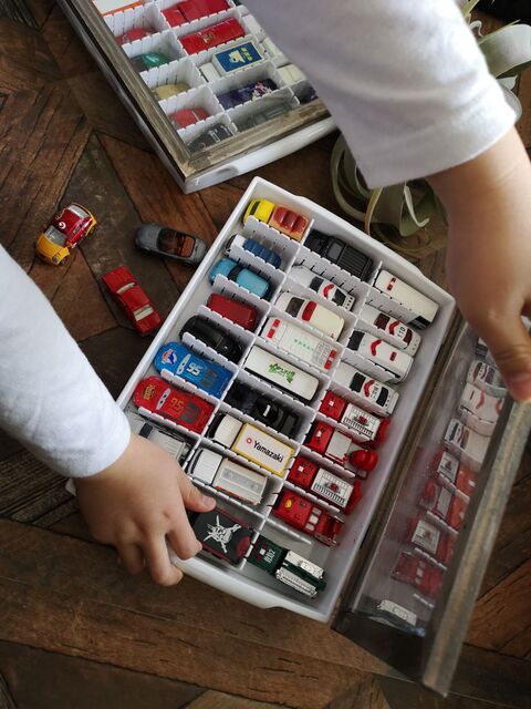 100均フレームで見て楽しめ 子どもが片付けられるトミカ収納ケース 暮らしニスタ