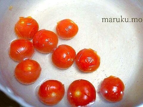 ミニトマトの皮を簡単に1度で剥く方法 材料2つで便利なトマトマリネ 暮らしニスタ