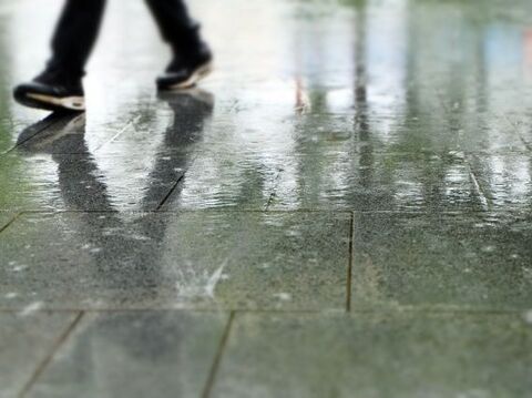 いきなりドライヤーはng 濡れた靴を乾かす際に気をつけるべき点とは 暮らしニスタ いきなりドライヤーはng 濡れた靴を乾かす際に気をつけるべき点とは 暮らしニスタ