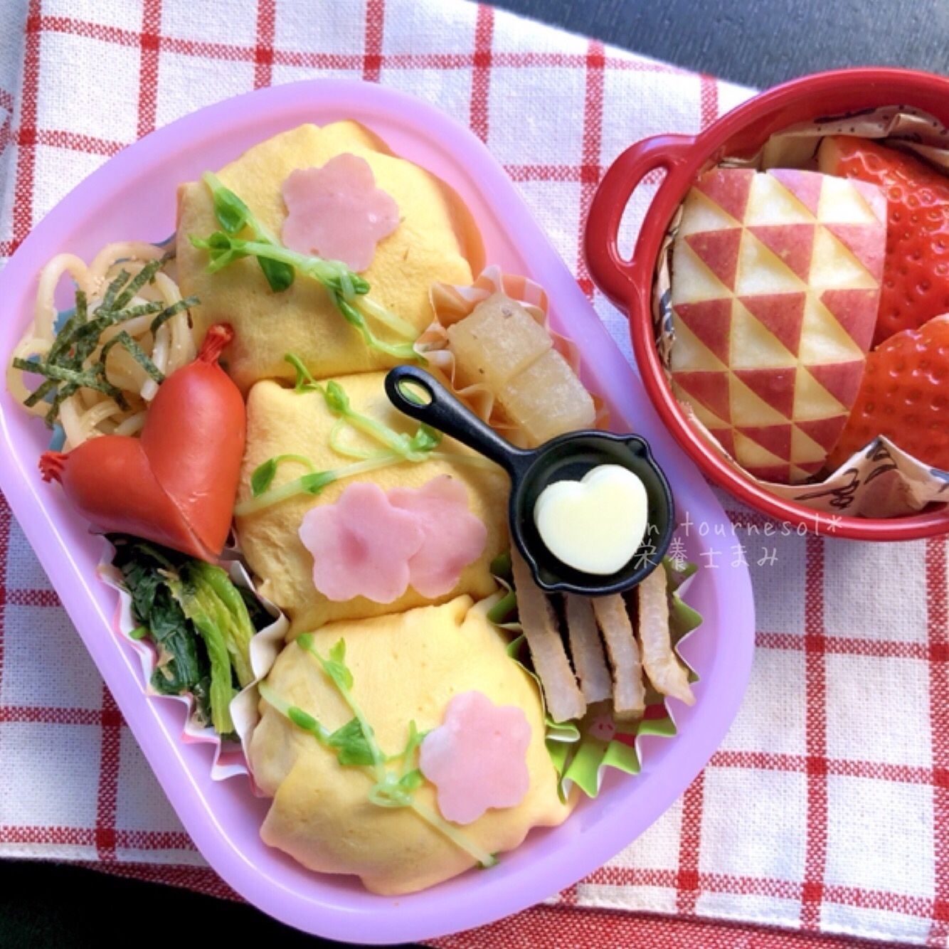 骨粗しょう症予防に！鮮やかな茶巾むすびいり❤娘ちゃん弁当❤【小松菜とレーズンの塩ナムル】