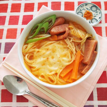 おうちで簡単！韓国風レシピ「プデチゲ風うどん」