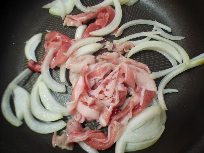 豚肉・玉ねぎを中火で炒める。