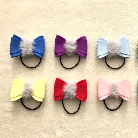 冬のキッズパーティーのおしゃれに 色違いで作りたいフェイクファーヤーンとフェルトのリボンヘアゴム 暮らしニスタ 冬のキッズパーティーのおしゃれに 色違いで作りたいフェイクファーヤーンとフェルトのリボンヘアゴム 暮らしニスタ