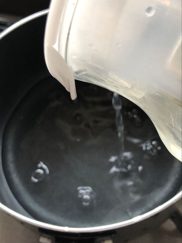 お鍋に昆布水を注ぎます。