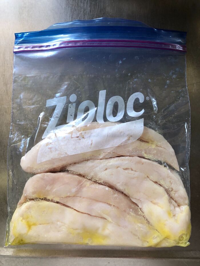 鶏のササミを低温料理でオイル漬けにしたものを使用。