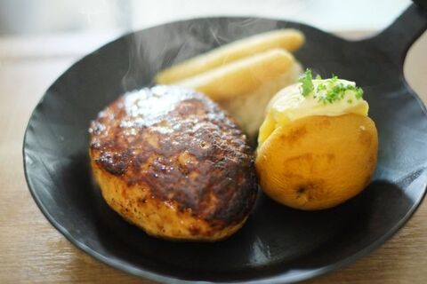 ハンバーグの冷凍保存は タネのまま と 焼いてから ではどう違う 冷凍ハンバーグのおいしい焼き方も伝授 暮らしニスタ ハンバーグの冷凍保存は タネのまま と 焼いてから ではどう違う 冷凍ハンバーグのおいしい焼き方も伝授 暮らしニスタ
