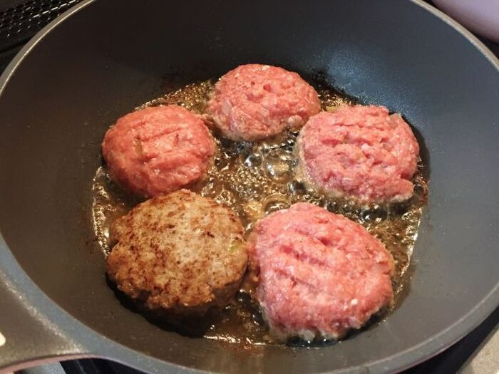 ハンバーグの冷凍保存は タネのまま と 焼いてから ではどう違う 冷凍ハンバーグのおいしい焼き方も伝授 暮らしニスタ