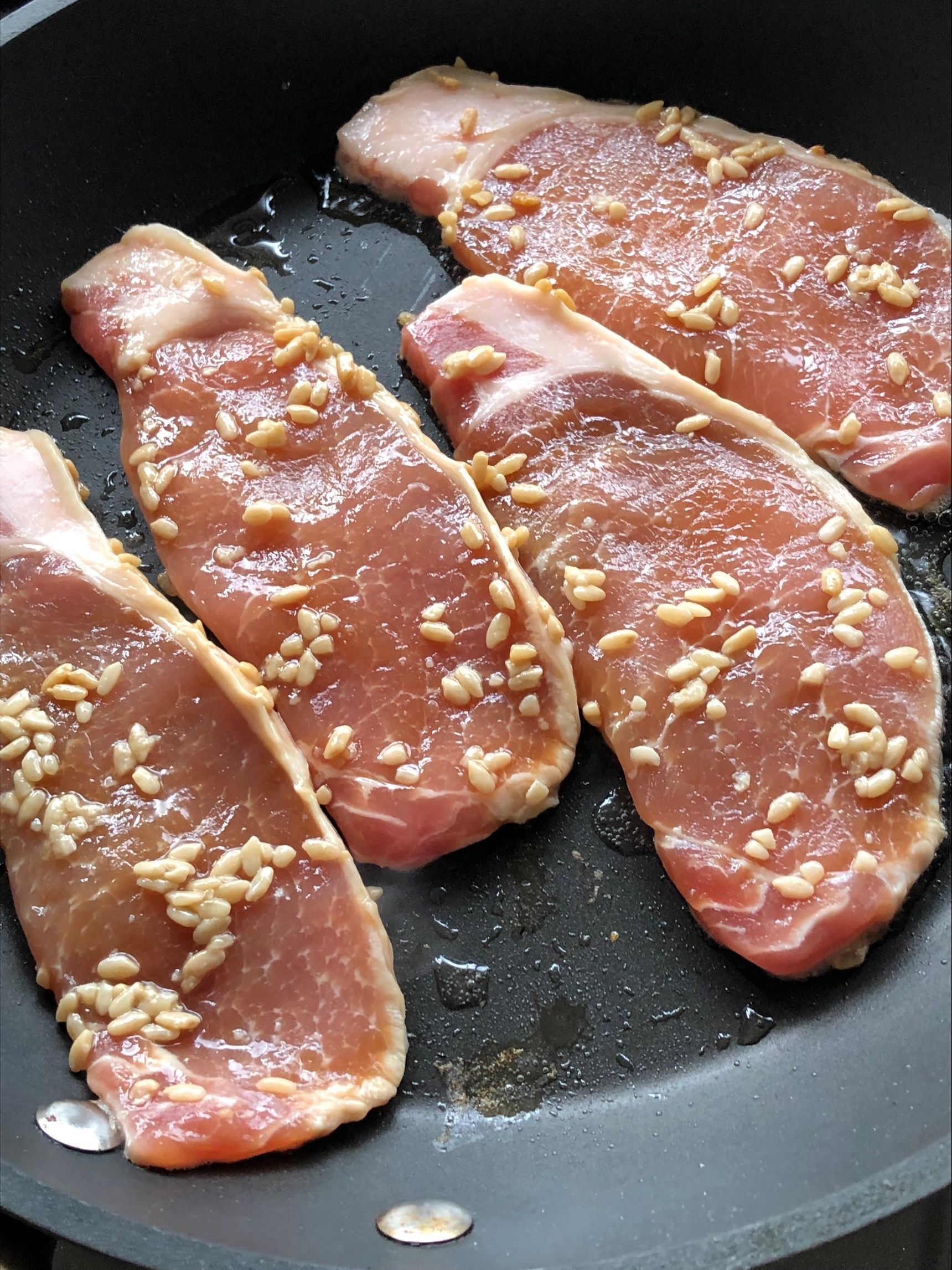 お肉を焼きます。