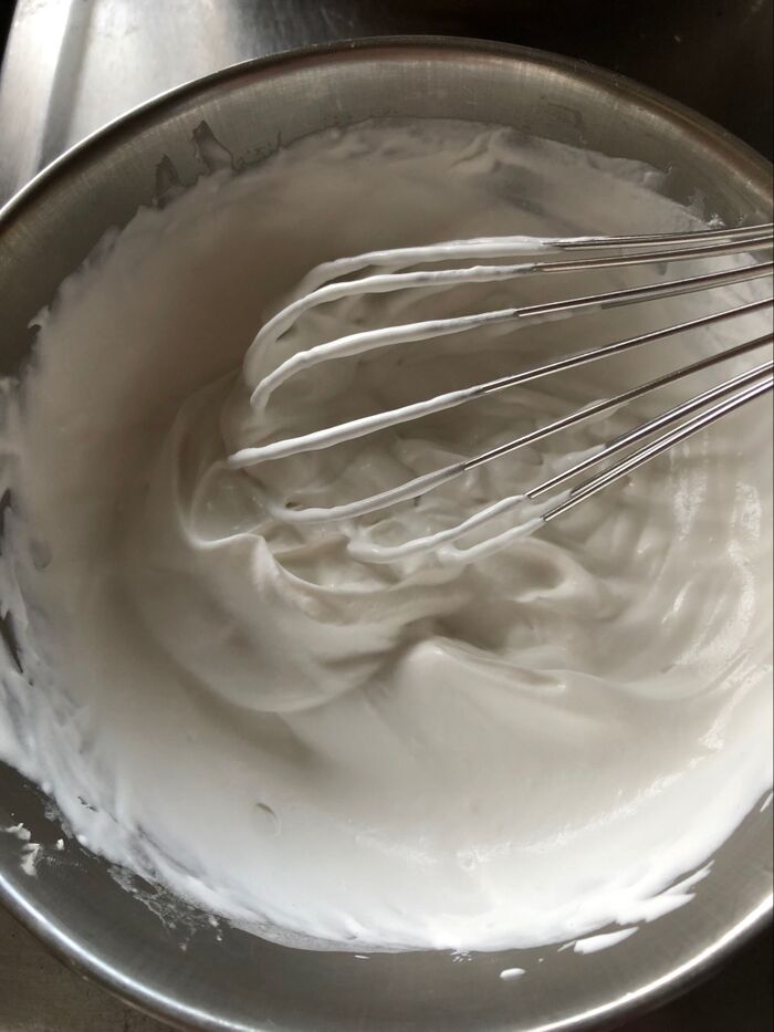 豆乳ホイップクリームを泡立てます。