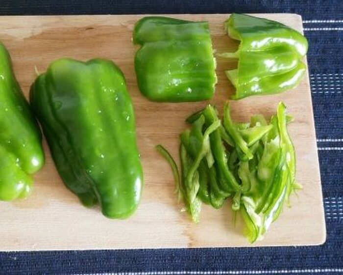 ピーマンの切り方いろいろ 料理によっておいしい切り方は違うの 暮らしニスタ ピーマンの切り方いろいろ 料理によっておいしい切り方は違うの 暮らしニスタ