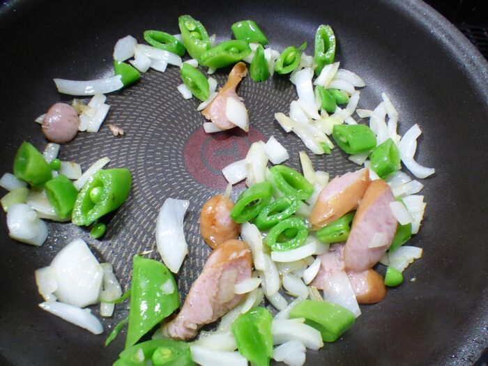 サラダ油小1と野菜・ソーセージを炒める。