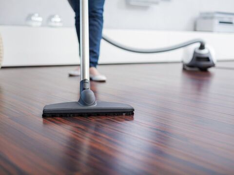 裸足で気持ちいいフローリングにするには 床の効果的な掃除方法 暮らしニスタ 裸足で気持ちいいフローリングにするには 床の効果的な掃除方法 暮らしニスタ