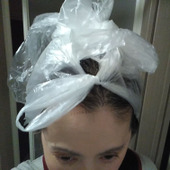 ゴミ袋で毛染めケープ