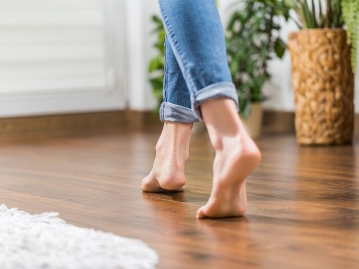 裸足で気持ちいいフローリングにするには？床の効果的な掃除方法