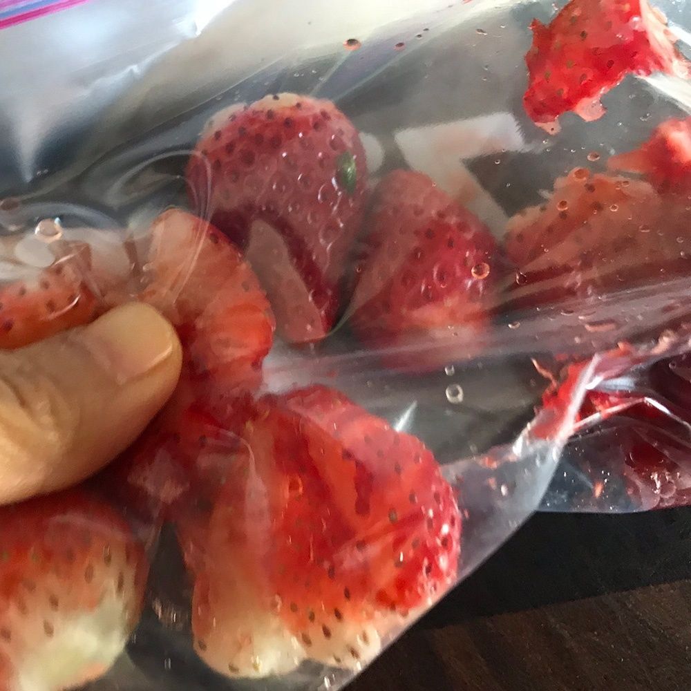 いちごは袋に入れて手でつぶすのが簡単！