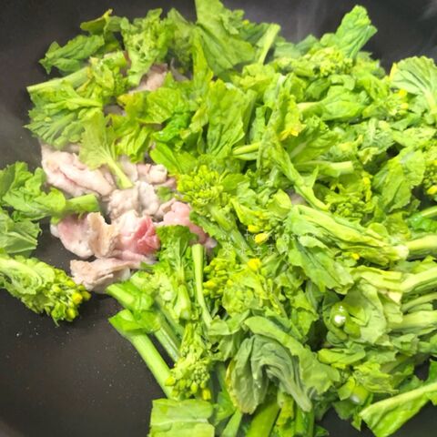 食材3つでパパッと簡単 疲労回復効果に 菜の花と豚の甘辛梅炒め 暮らしニスタ