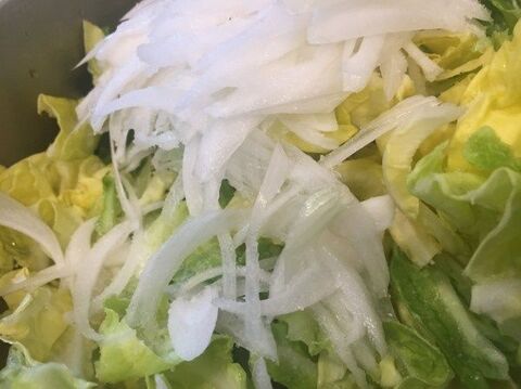 やみつきなおいしさ 春キャベツと新玉ねぎのシンプルサラダ イタリアン 暮らしニスタ