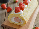いちごのロールケーキ。別立てでふんわり！春らしいスイーツ♪