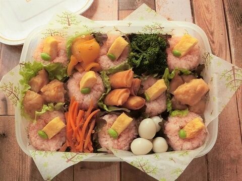 カラフルご飯のおにぎりカップで行楽弁当 暮らしニスタ カラフルご飯のおにぎりカップで行楽弁当 暮らしニスタ