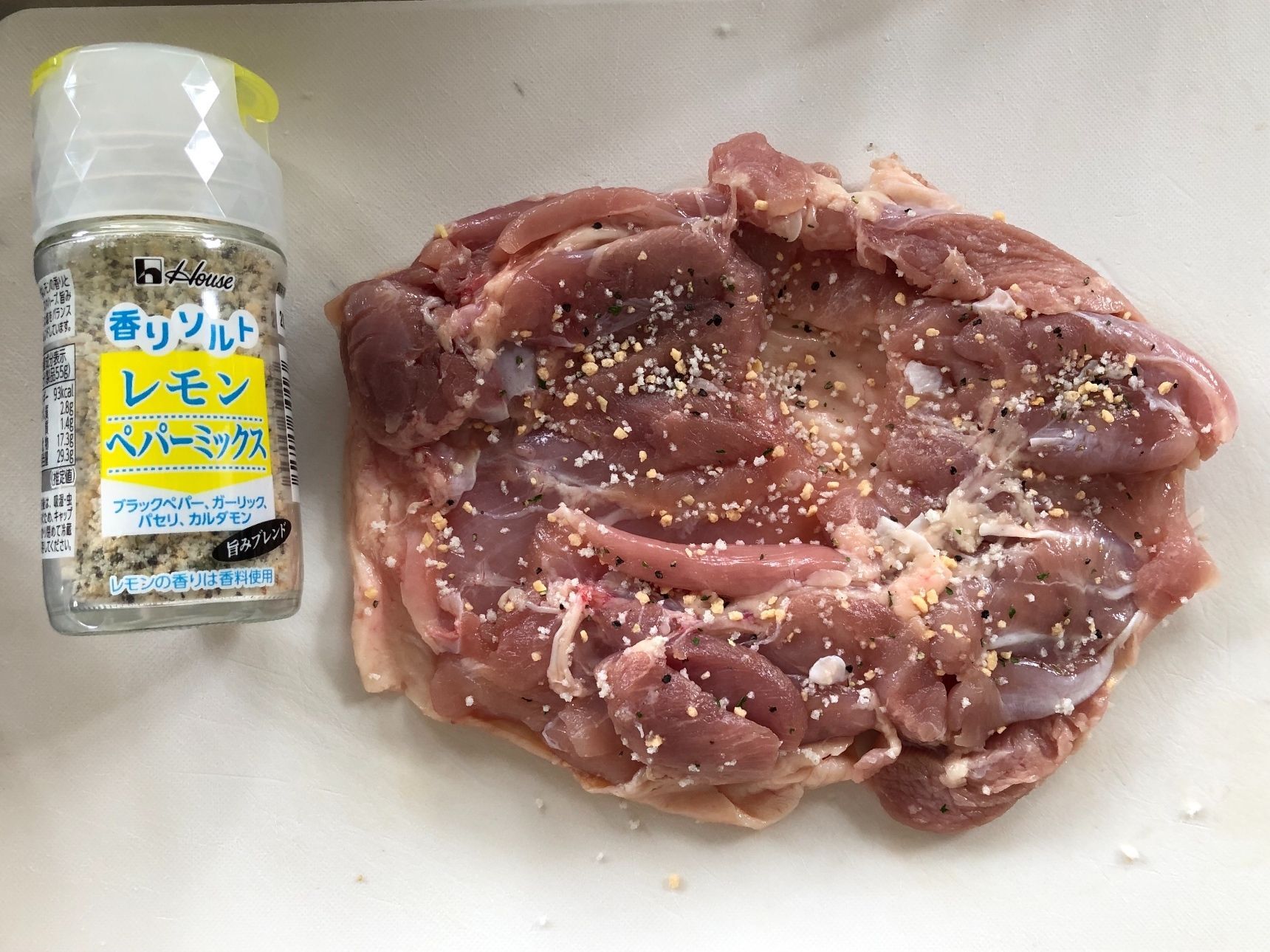 鶏もも肉の両面にレモンぺパーソルトをしっかりつける。