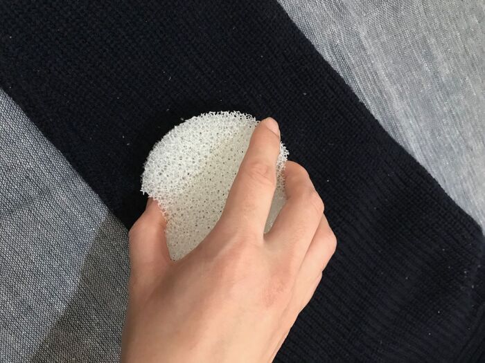 100均スポンジで毛玉がポロポロ取れる を試してみた 暮らしニスタ