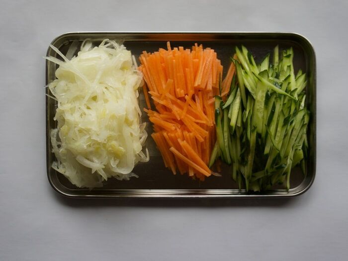 1　野菜を切ります。