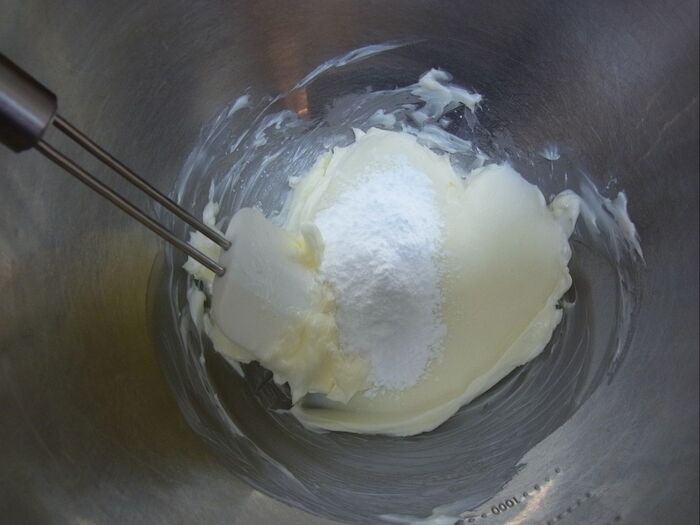 バターに粉糖をすり合わせ ます。