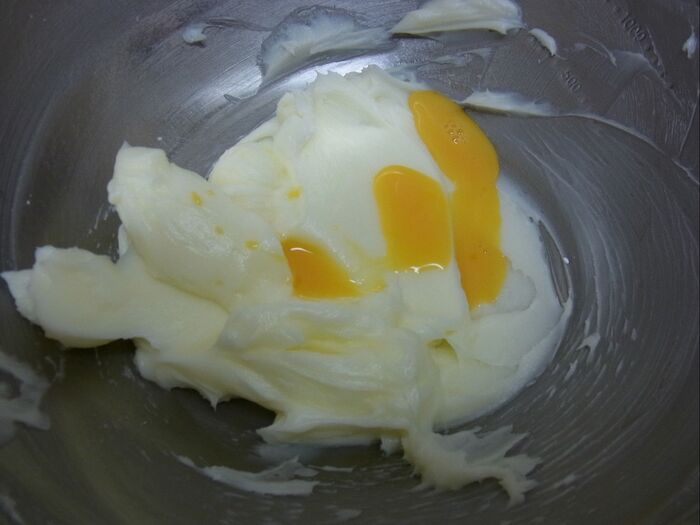 全卵を混ぜていきます。