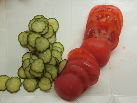 材料4つ トマトとキュウリのお花サラダ 暮らしニスタ