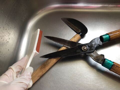 セリアのハンド砥石で 草刈り鎌と剪定バサミのお手入れ 暮らしニスタ セリアのハンド砥石で 草刈り鎌と剪定バサミのお手入れ 暮らしニスタ